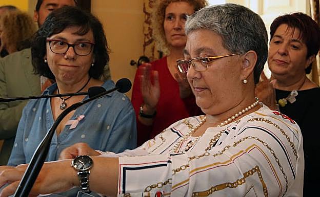 Carmen Martín (izq.) observa a Ana Isabel Sanz, en el atril desde el que han compartido sus testimonios con el cáncer de mama. 