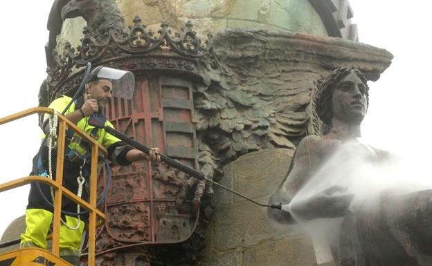 Un trabajador del Ayuntamiento realiza las labores de limpieza del monumento.