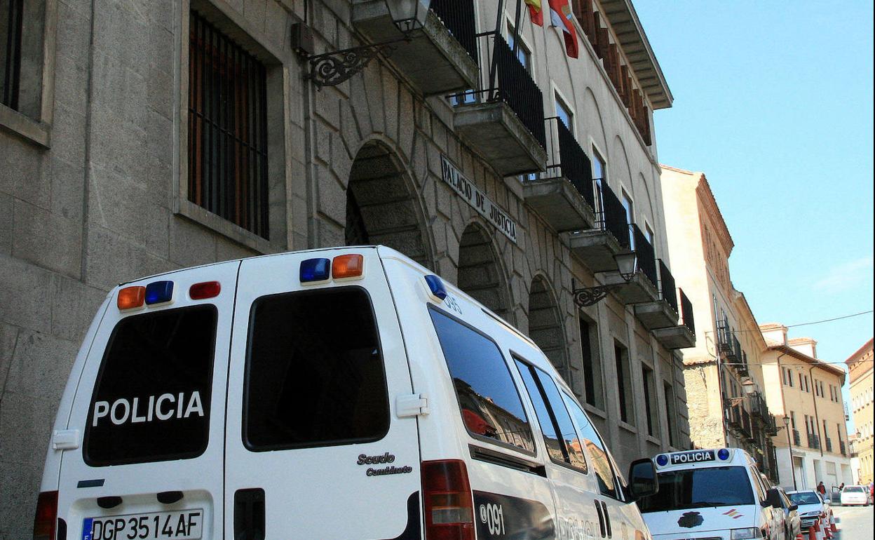 Coches policiales en la puerta de la Audiencia Provincial de Segovia. 