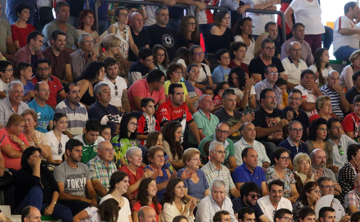 Aspecto de las gradas del pabellón de Nava durante un partido.