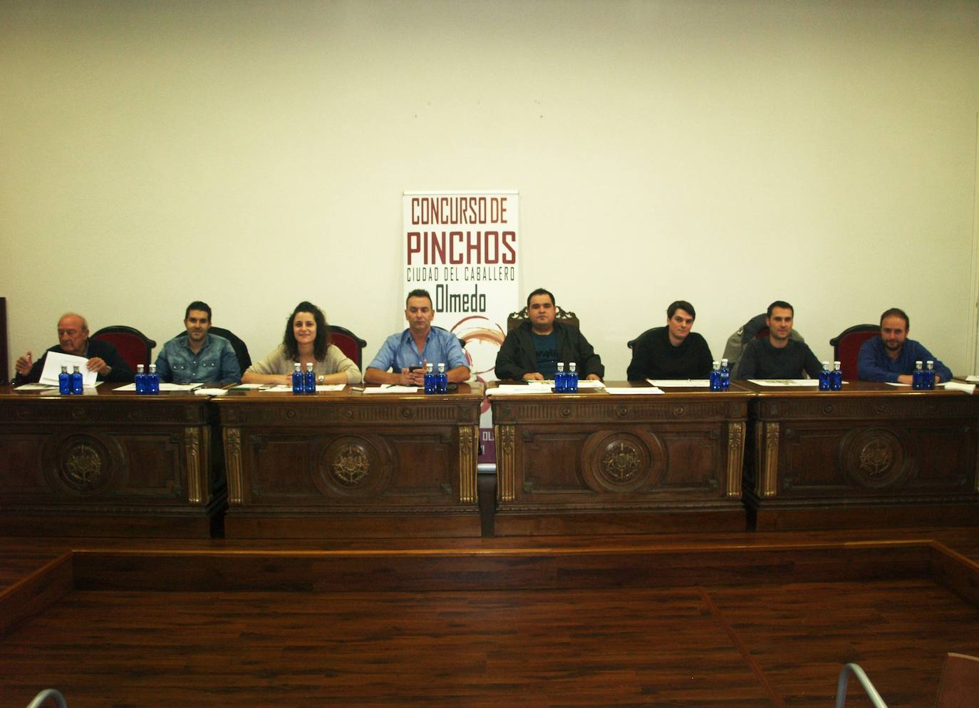 Imagen principal - El jurado del concurso y otros pinchos presentados para la ocasión.