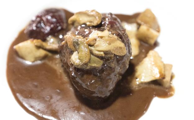 Imagen principal - Distintas recetas micológicas del restaurante zamorano: con ciervo, con pimentón, o el postre de bizcocho con harina de boletus y helado de 'cucurriles'. 