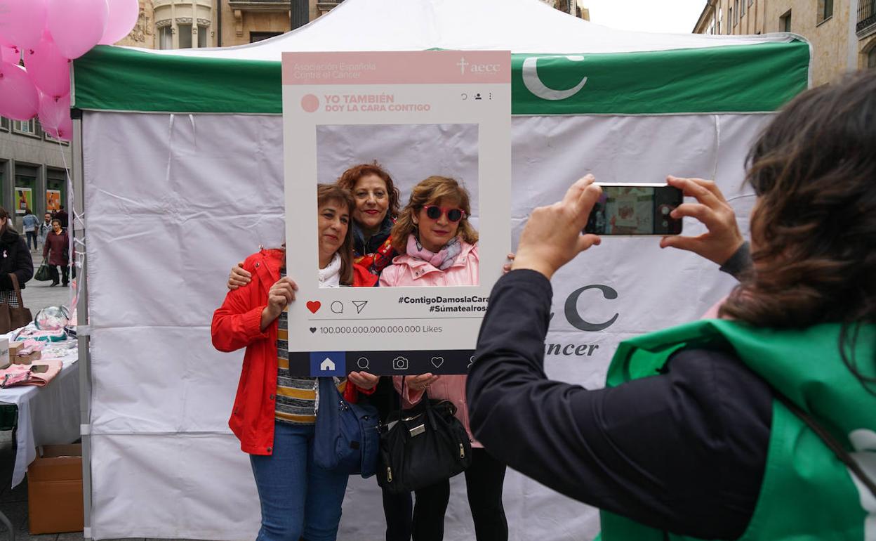 La plaza del Liceo de Salamanca se tiñó ayer de rosa para dar visibilidad al cáncer de mama en la mesa informativa de AECC.