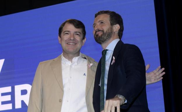 El presidente de la Junta, Alfonso Fernández Mañueco, junto al líder nacional del PP, Pablo Casado. 