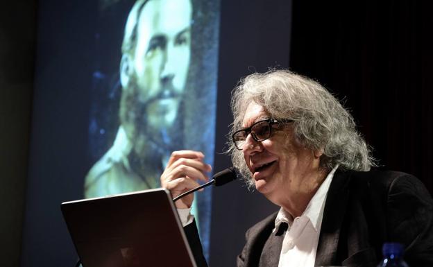 El fotógrafo Ángel Marcos durante la conferencia 'Hablemos de fotografías' en la Casa Cervantes de Valladolid. 