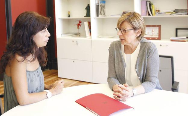 Reunión entre la concejala de Cultura, Ana Redondo, y la directora del Museo Nacional de Escultura, María Bolaños, en 2015. 