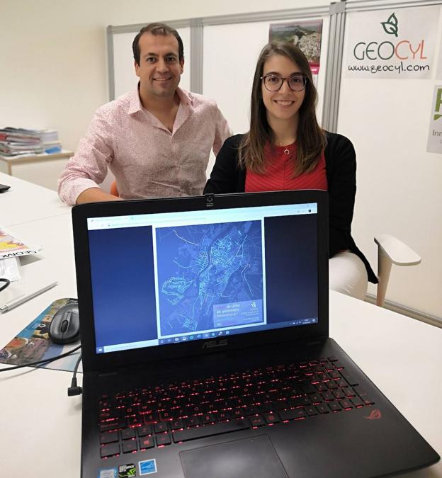 Eduardo Bustillo y Laura Miguel, geógrafos de Geocyl que han elaborado el informe y el mapa. 