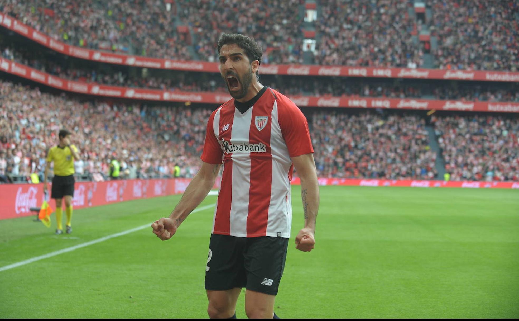 Raúl García celebra un gol en San Mamés. 