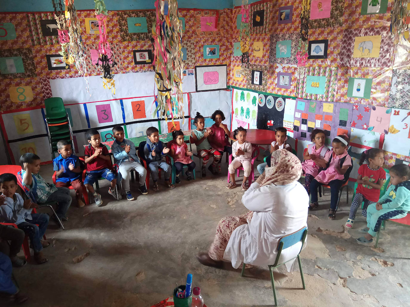 Imagen principal - Clases y patio de la guardería de Miyec. 