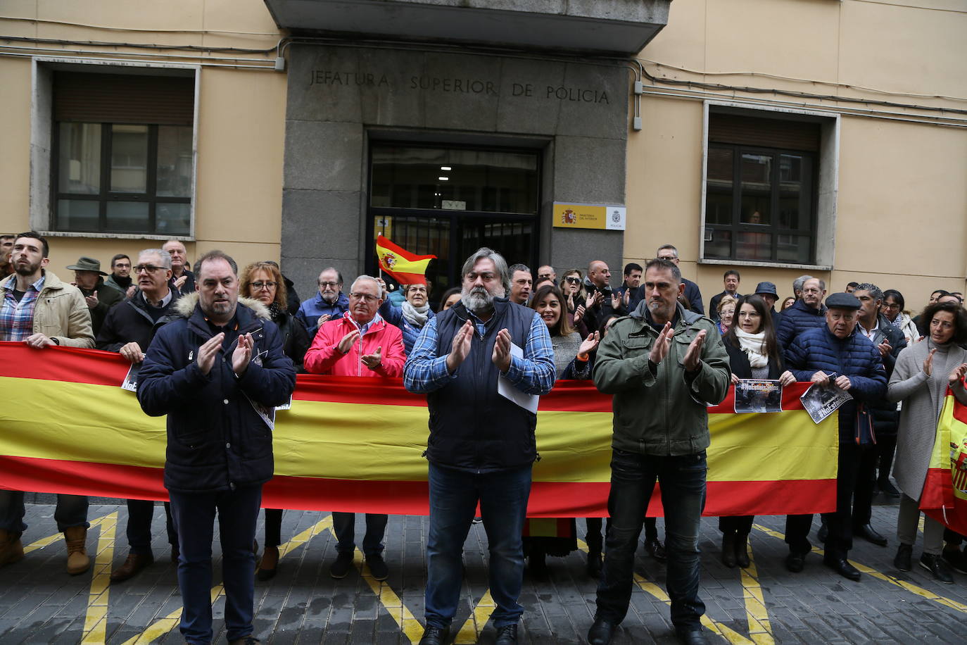 Decenas de personas han apoyado a los agentes de la Policía Nacional que intervienen en Cataluña. 