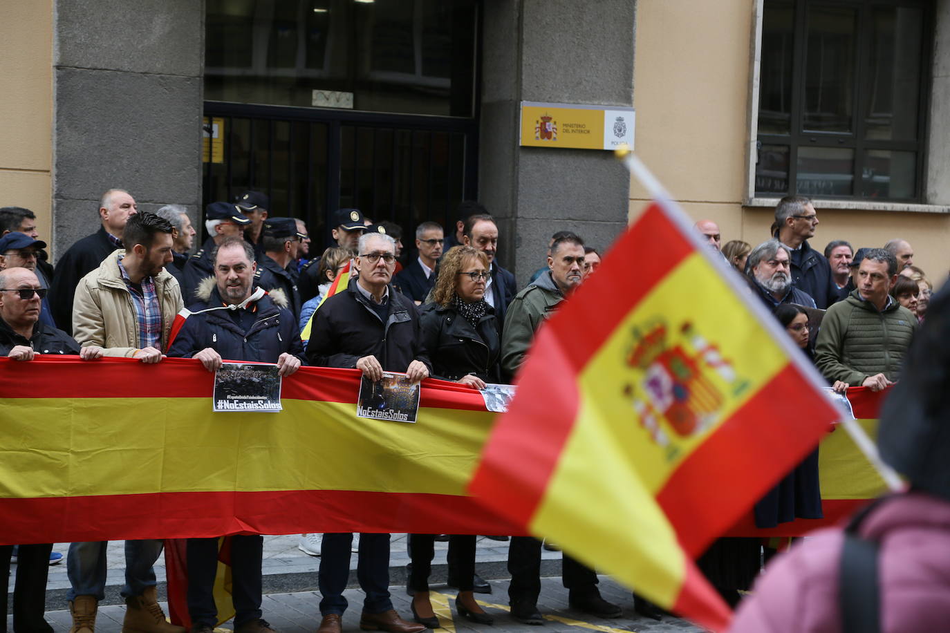 Decenas de personas han apoyado a los agentes de la Policía Nacional que intervienen en Cataluña. 