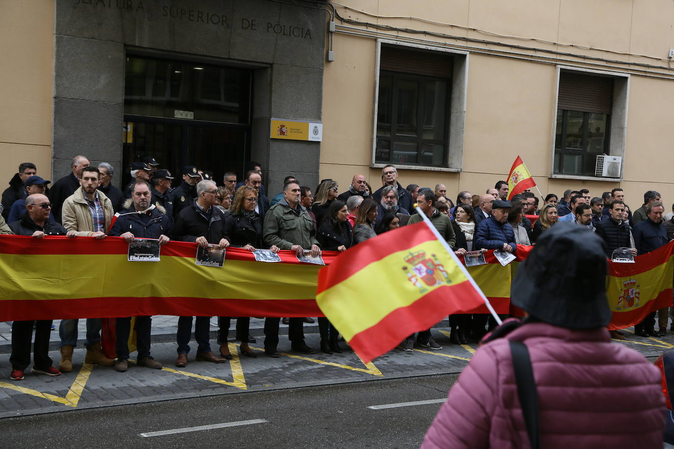 Decenas de personas han apoyado a los agentes de la Policía Nacional que intervienen en Cataluña. 