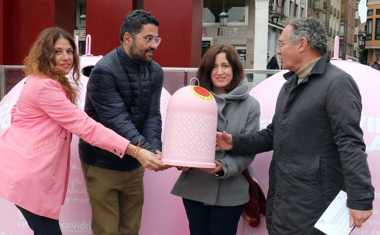 Contenedores rosas para contribuir a la lucha contra el cáncer de mama.