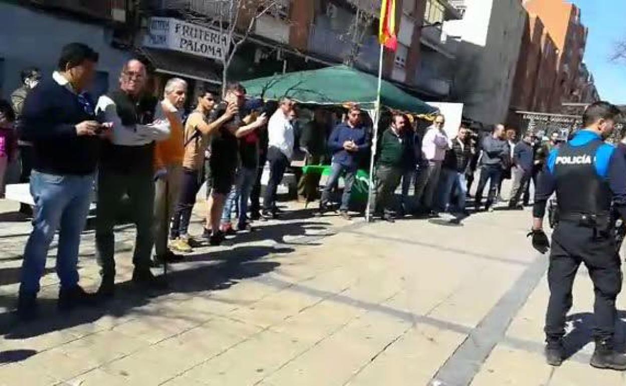 Mesa informativa colocada por militantes de Vox en la plaza del Carmen del barrio de Delicias. 