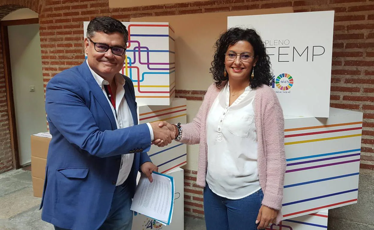 Manuel Romero, de Wine Tourism School, y Sara García, gerente de la RVRD, tras la firma del acuerdo. 