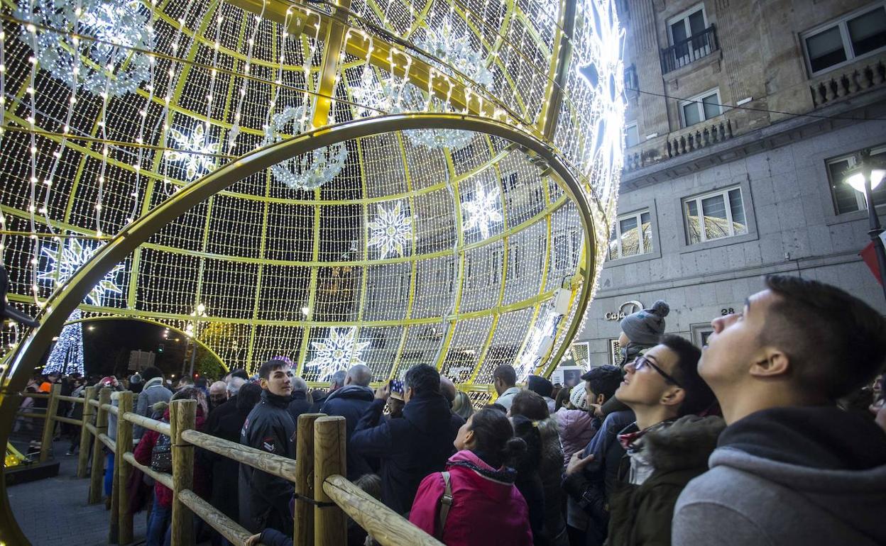 Decenas de personas pasan por debajo de la bola gigante de la calle Santaigo, en las pasadas navidades. 