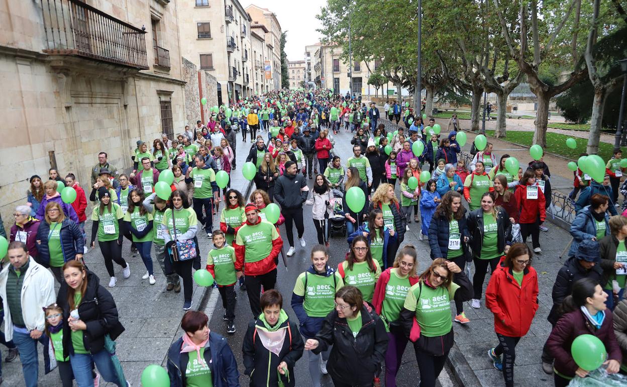 La calle San Pablo, llena de gente en uno de los momentos de la marcha contra el cáncer de la AECC.