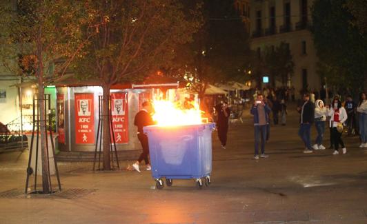 Un contenedor arde en el centro de Madrid después que varios centenares de manifestantes intentasen cortar Gran Vía .