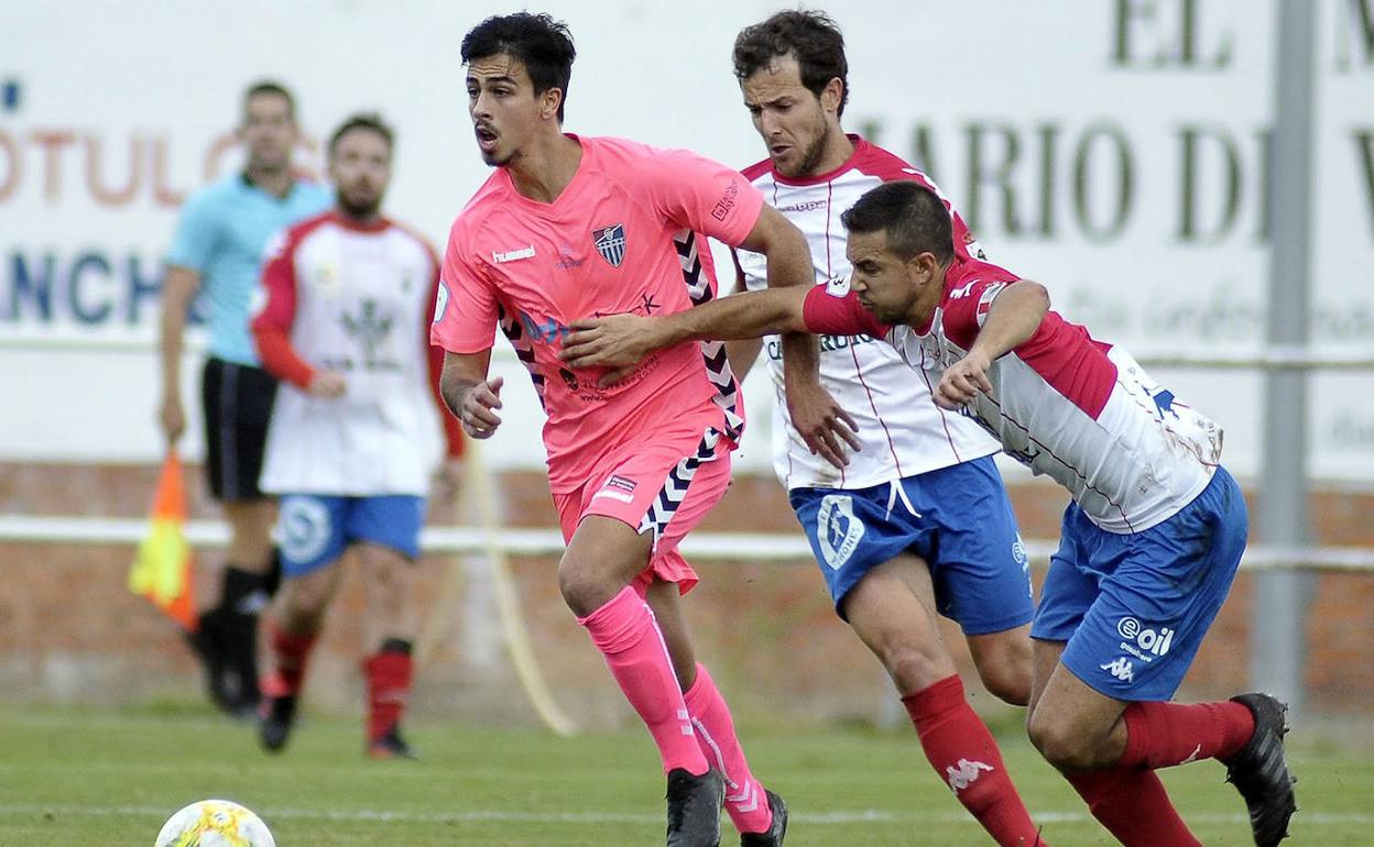 Javi Borrego, autor del primer gol, avanza con el balón controlado.