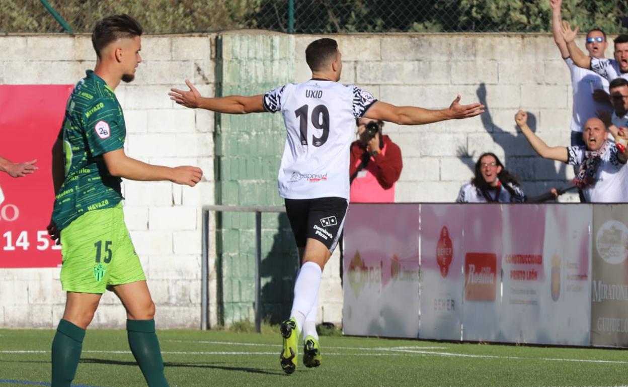 Uxío celebra su gol ante el CD Guijuelo. 