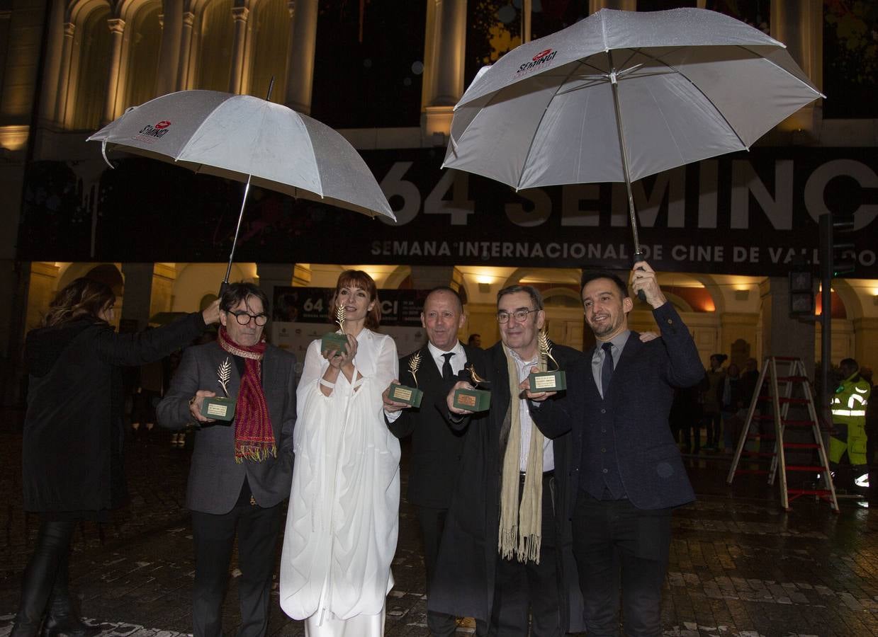 Alejandro Amenábar, Najwa Nimri, Luis San Narciso, Pedro Olea y el director del programa 'El séptimo vicio', Javier Tolentino, reciben el homenaje del festival