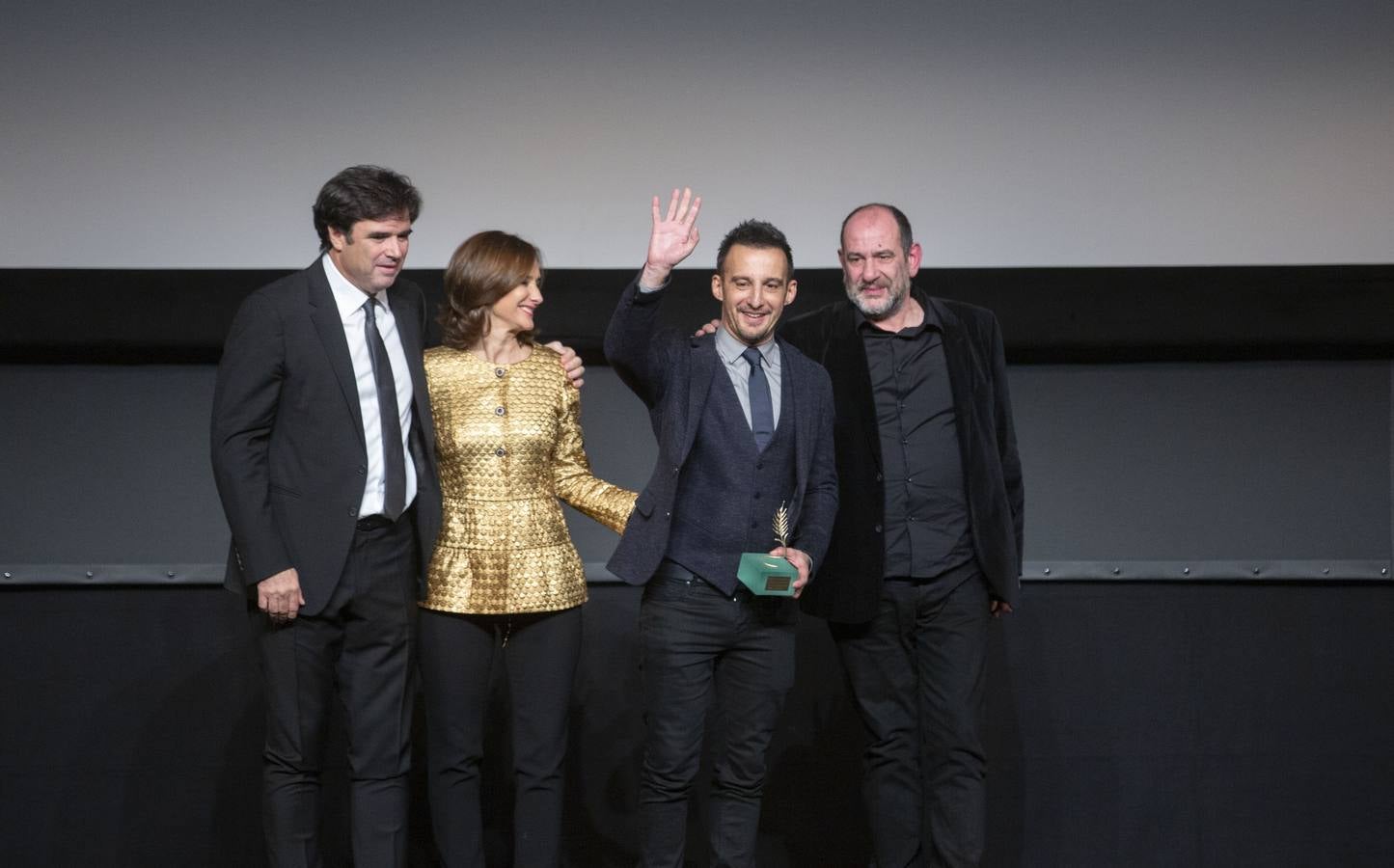 Alejandro Amenábar, Najwa Nimri, Luis San Narciso, Pedro Olea y el director del programa 'El séptimo vicio', Javier Tolentino, reciben el homenaje del festival