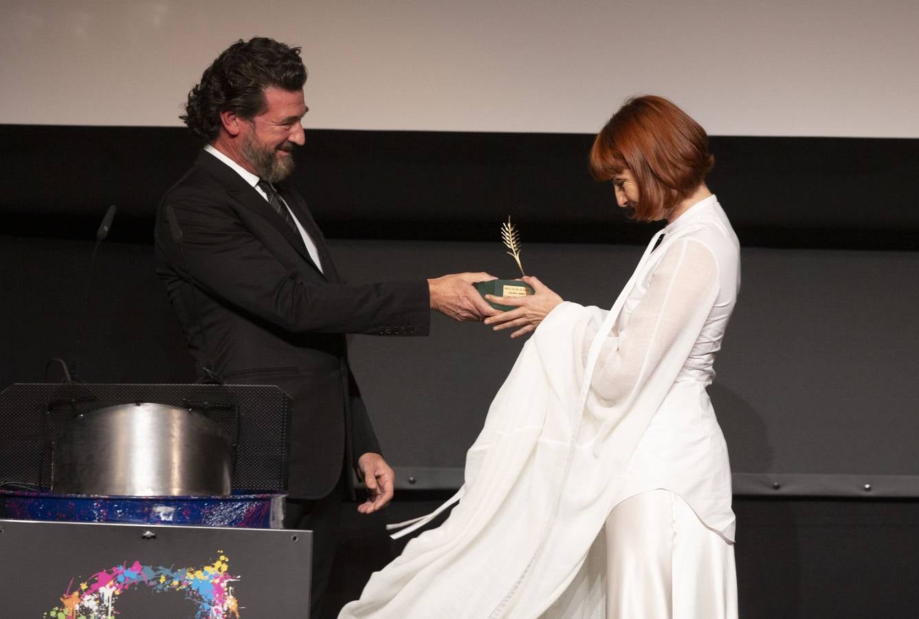 Alejandro Amenábar, Najwa Nimri, Luis San Narciso, Pedro Olea y el director del programa 'El séptimo vicio', Javier Tolentino, reciben el homenaje del festival