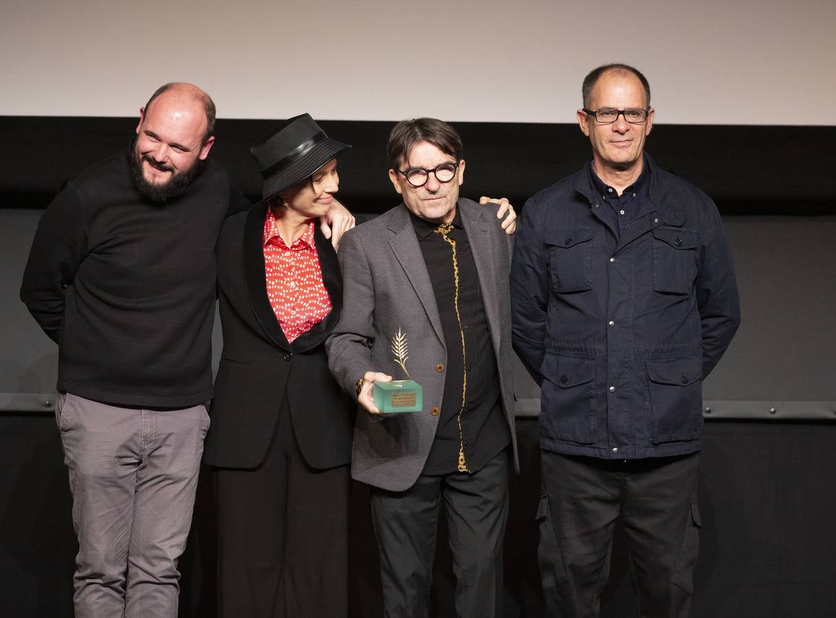 Alejandro Amenábar, Najwa Nimri, Luis San Narciso, Pedro Olea y el director del programa 'El séptimo vicio', Javier Tolentino, reciben el homenaje del festival