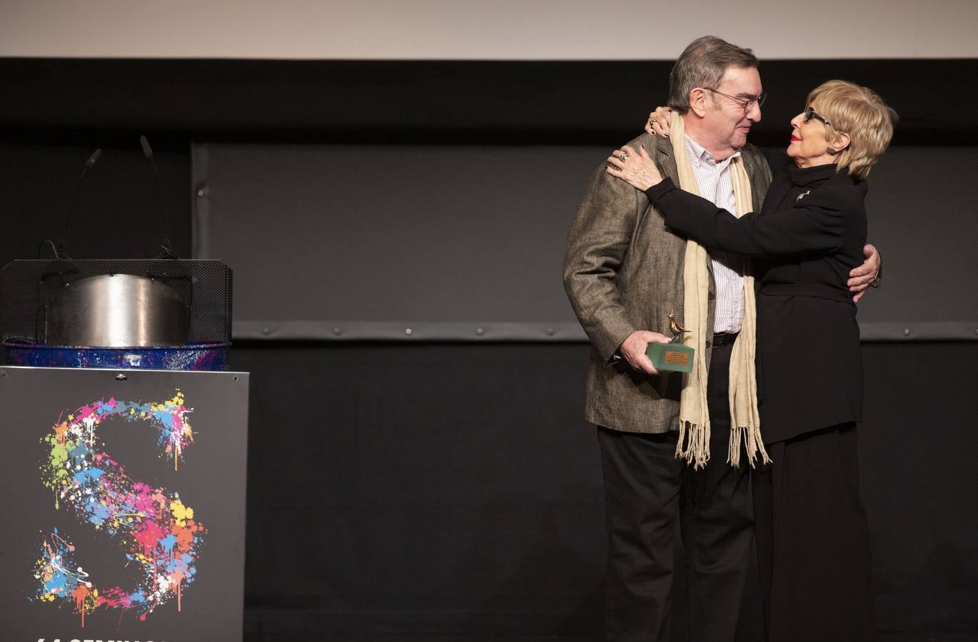 Alejandro Amenábar, Najwa Nimri, Luis San Narciso, Pedro Olea y el director del programa 'El séptimo vicio', Javier Tolentino, reciben el homenaje del festival