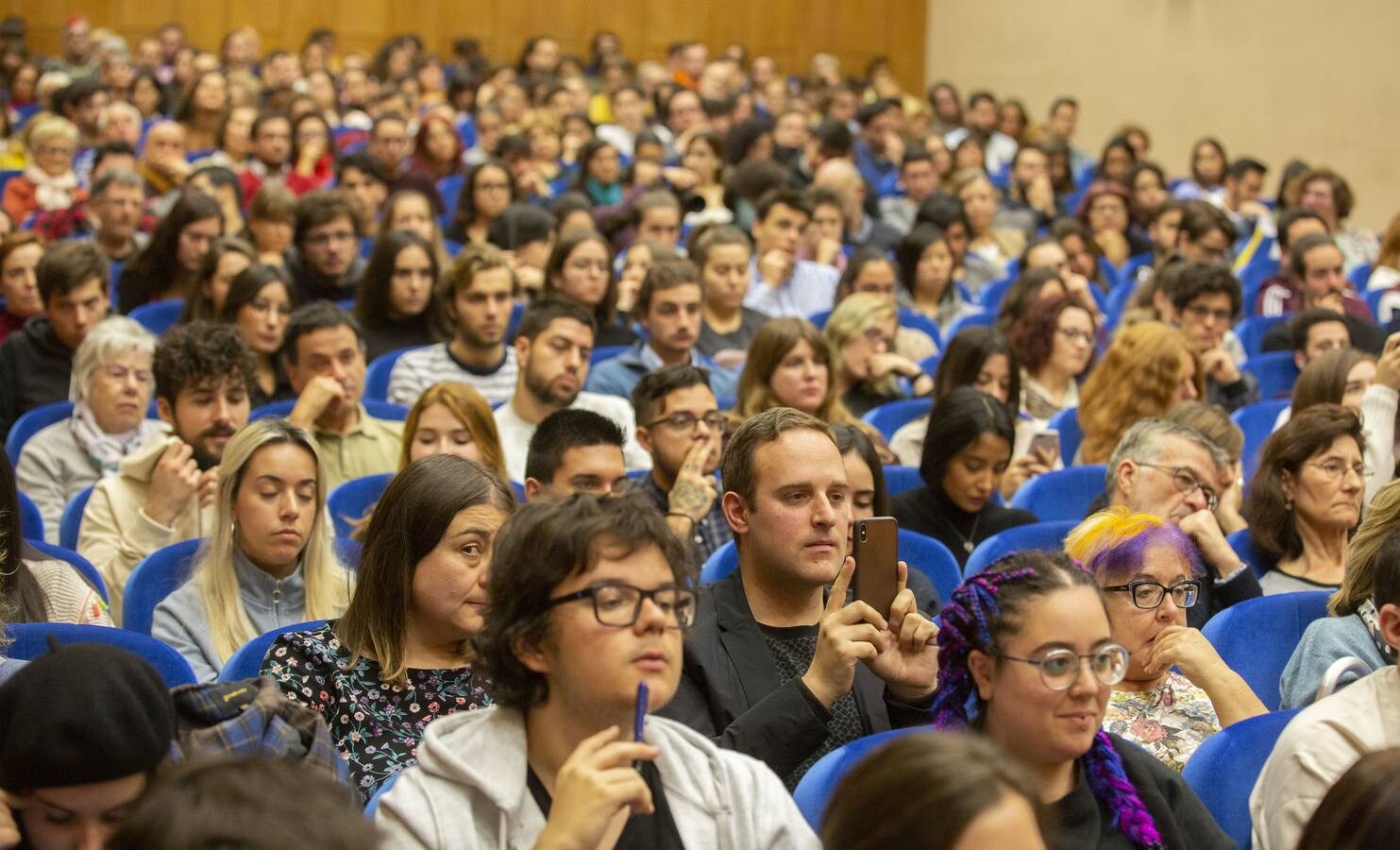 El Aula Mergelina, llena para escuchar la clase magistral del director Alejandro Amenábar.