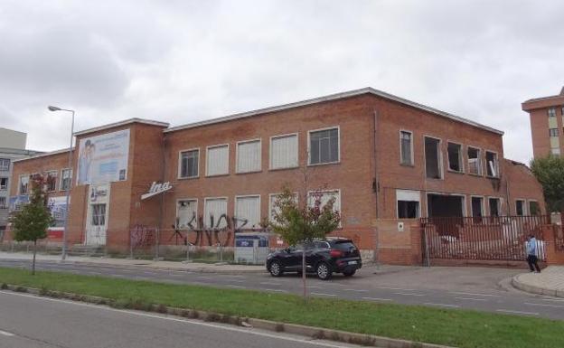Imagen principal - Exterior de la fábrica de Bombones Uña, en pleno proceso de demolición.