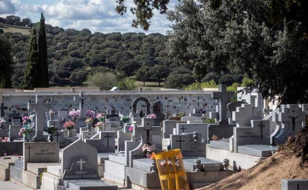 Imagen principal - Tumbas y panteones en el cementerio de Mingorrubio.