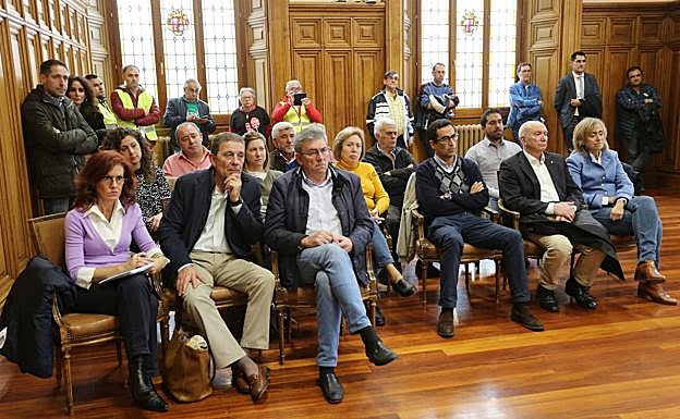 Imagen principal - El Ayuntamiento de Palencia reprueba a la presidenta de la Diputación y al exalcalde del PP