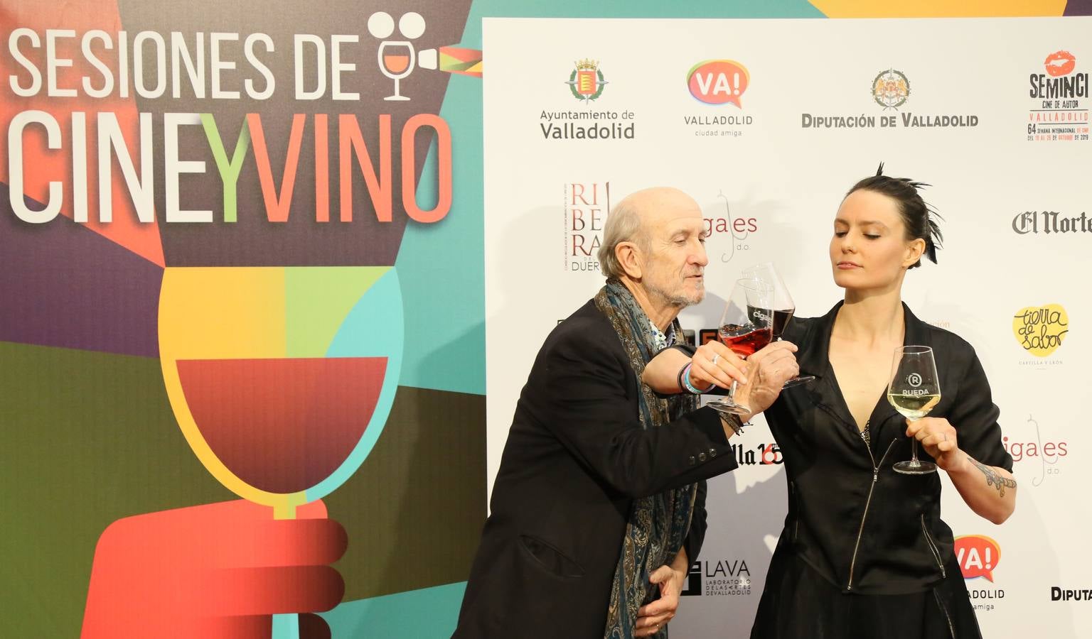 El festival entrega el galardón a la bodega en reconocimiento a su trayectoria desde 1927 como pionera de la Ribera del Fuero | La gala fue presentada por la actriz Ana Arias