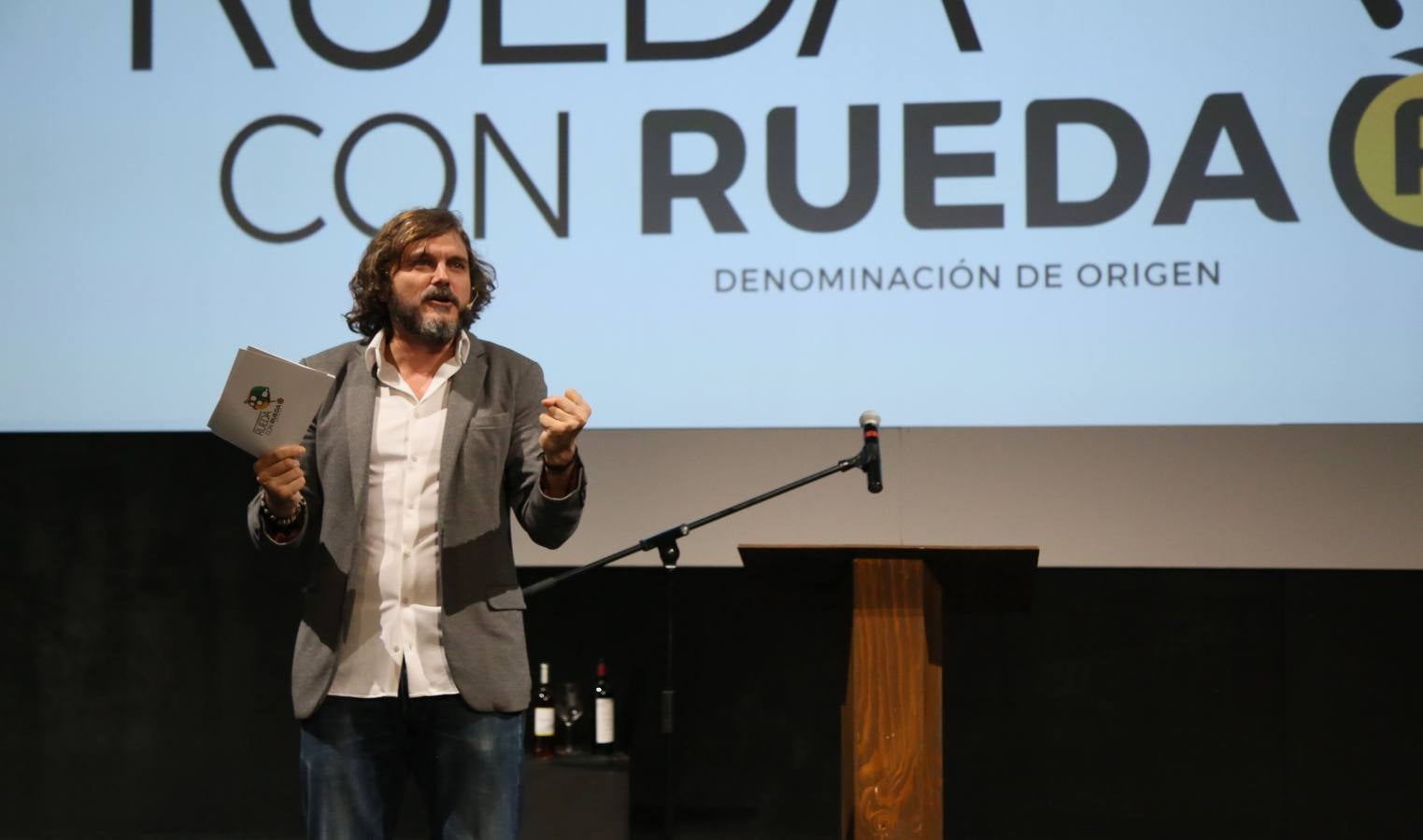 El festival entrega el galardón a la bodega en reconocimiento a su trayectoria desde 1927 como pionera de la Ribera del Fuero | La gala fue presentada por la actriz Ana Arias