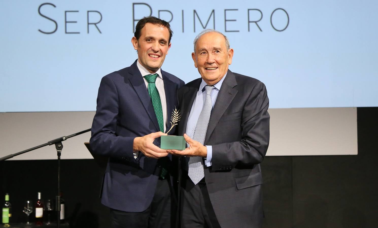 El festival entrega el galardón a la bodega en reconocimiento a su trayectoria desde 1927 como pionera de la Ribera del Fuero | La gala fue presentada por la actriz Ana Arias
