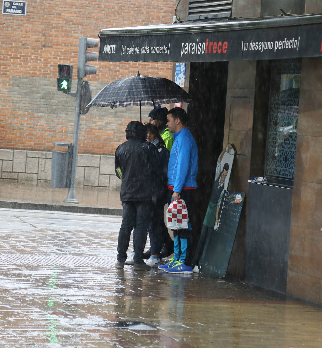 Lloverá durante todo el día pero a media mañana la lluvia ha arreciado en la capital formando balsas de agua. 