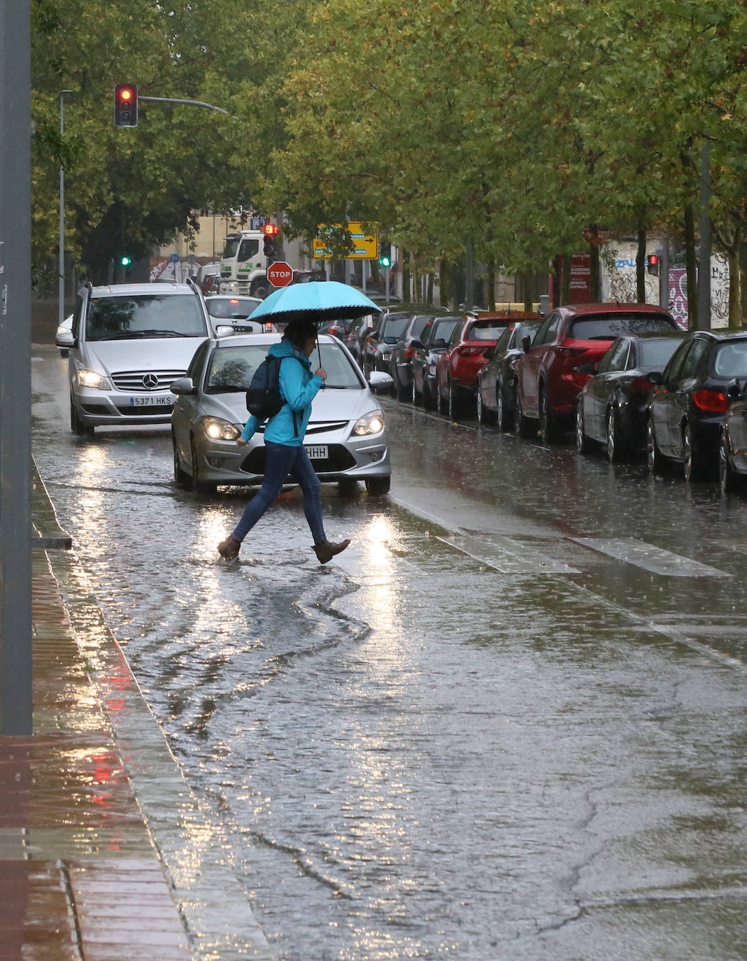 Lloverá durante todo el día pero a media mañana la lluvia ha arreciado en la capital formando balsas de agua. 