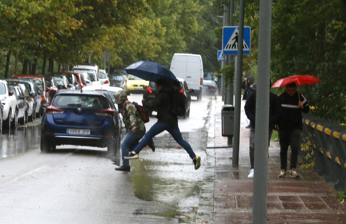 Lloverá durante todo el día pero a media mañana la lluvia ha arreciado en la capital formando balsas de agua. 