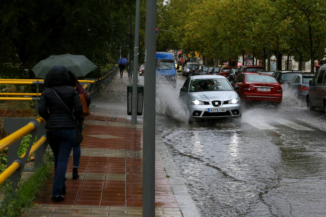 Lloverá durante todo el día pero a media mañana la lluvia ha arreciado en la capital formando balsas de agua. 