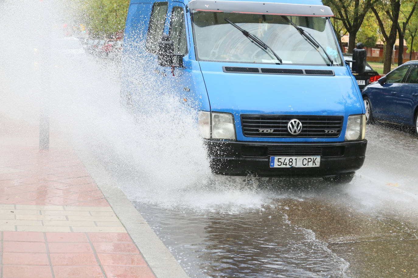 Lloverá durante todo el día pero a media mañana la lluvia ha arreciado en la capital formando balsas de agua. 