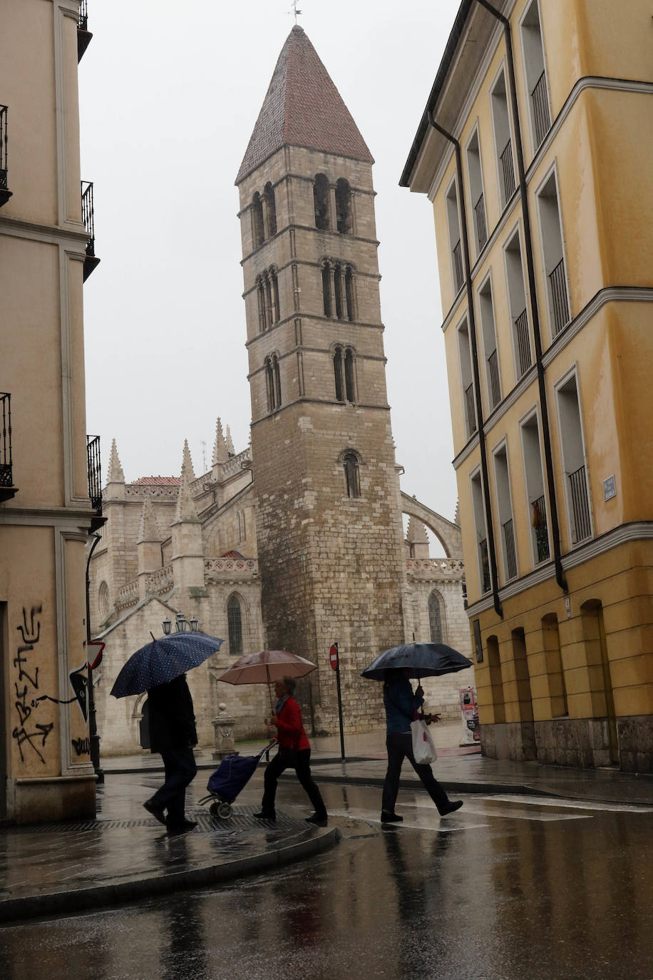 Lloverá durante todo el día pero a media mañana la lluvia ha arreciado en la capital formando balsas de agua. 