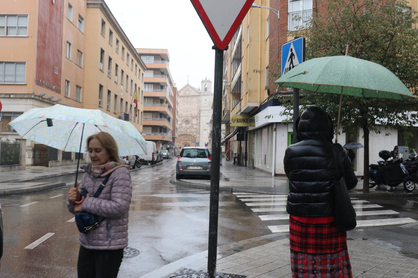 Lloverá durante todo el día pero a media mañana la lluvia ha arreciado en la capital formando balsas de agua. 