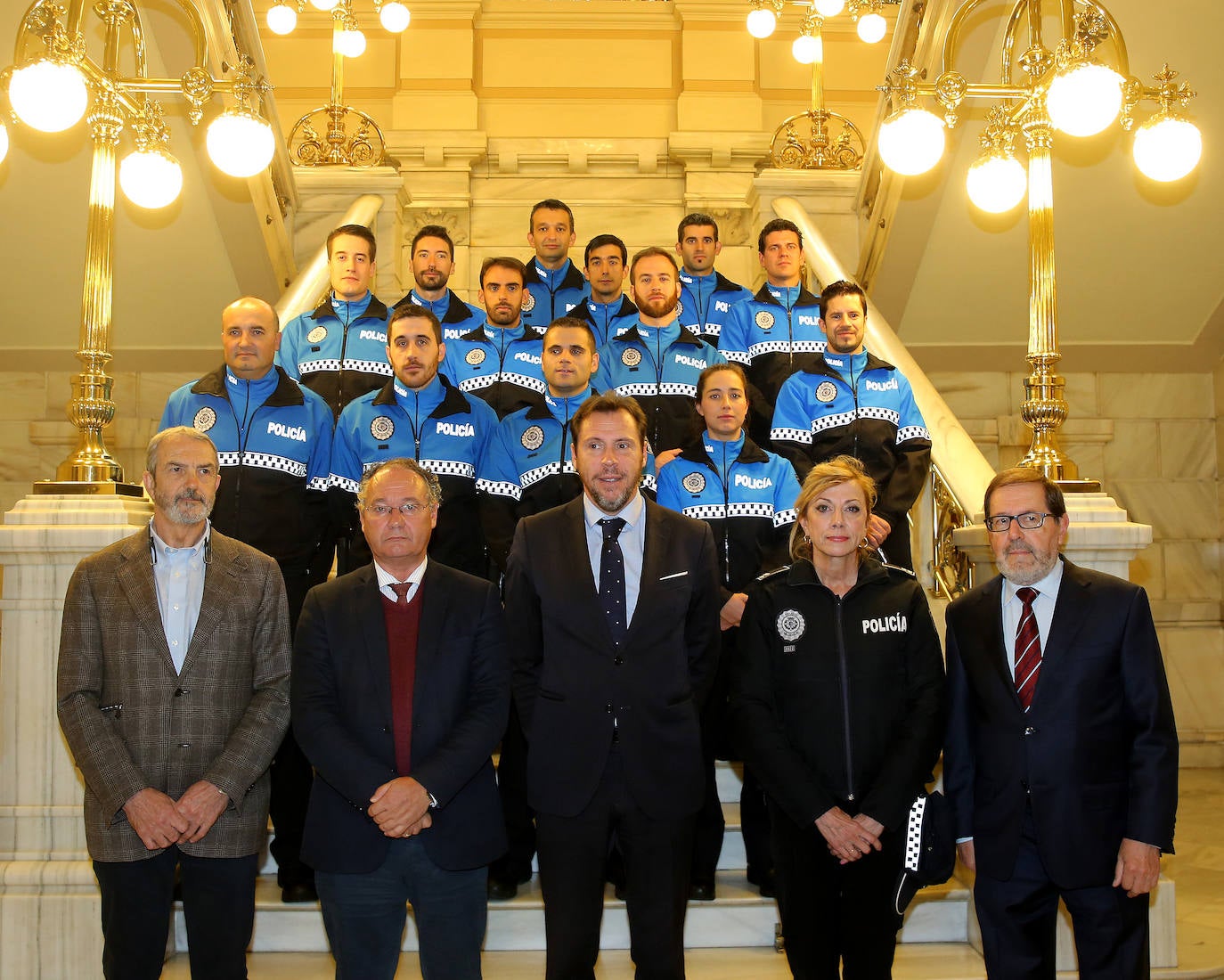 Los agentes, tras tomar posesión. 