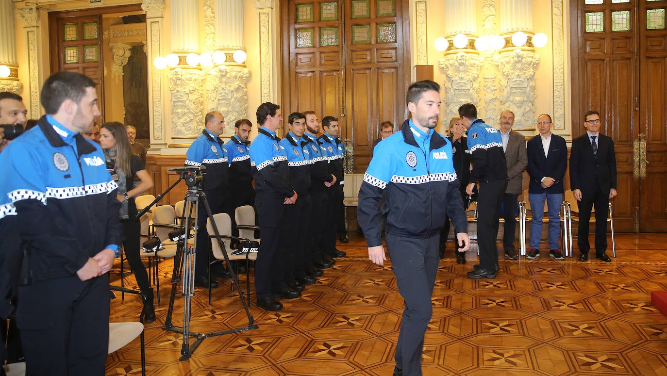 Los agentes, tras tomar posesión. 