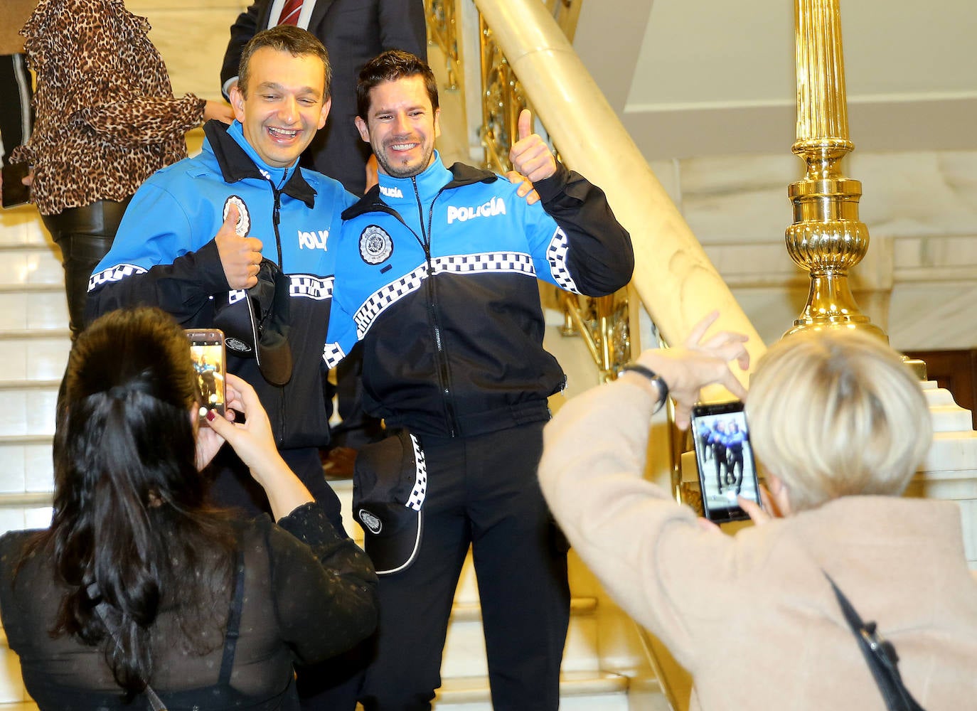 Los agentes, tras tomar posesión. 