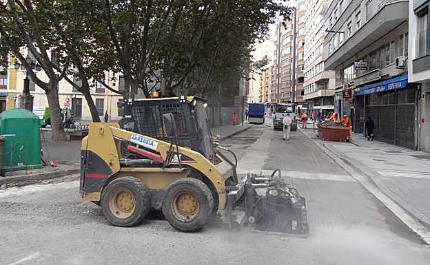 La máquina prepara la calzada para el asfaltado al borde del cruce con Nicolás Salmerón.