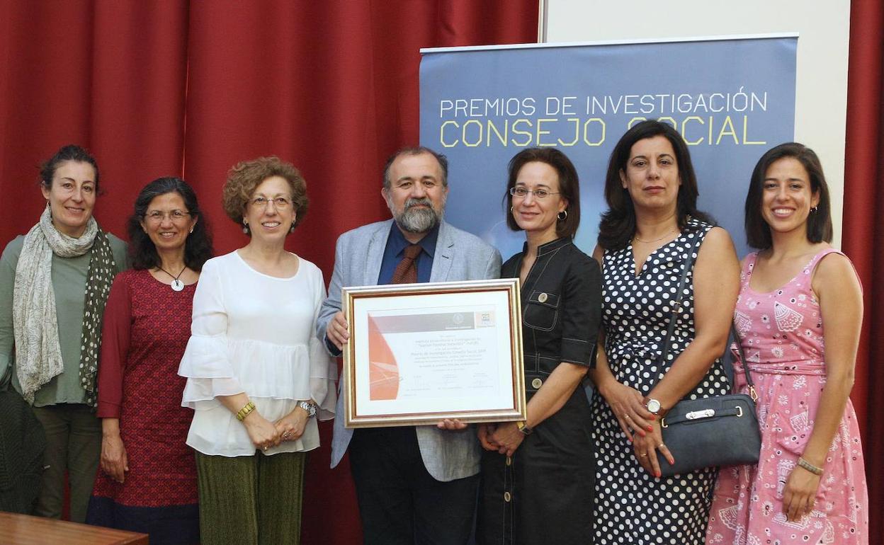 Felipe Bravo recibiendo el premio del consejo social de la UVA. 