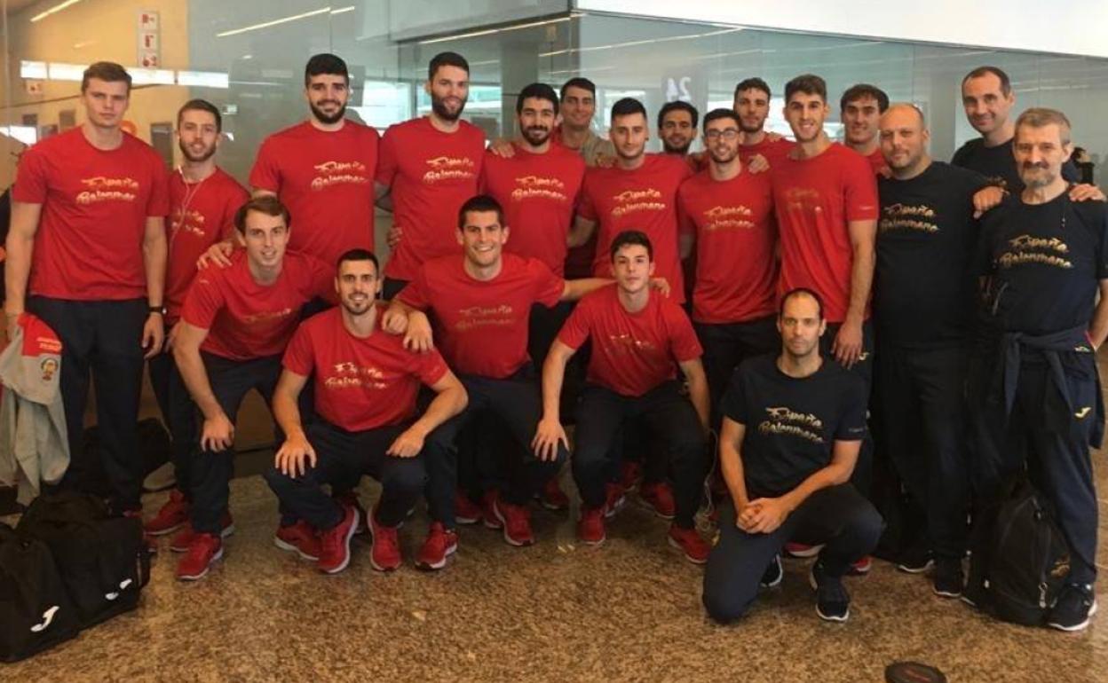 La selección española 'B' a su llegada al aeropuerto de Buenos Aires, camino de San Juan. 