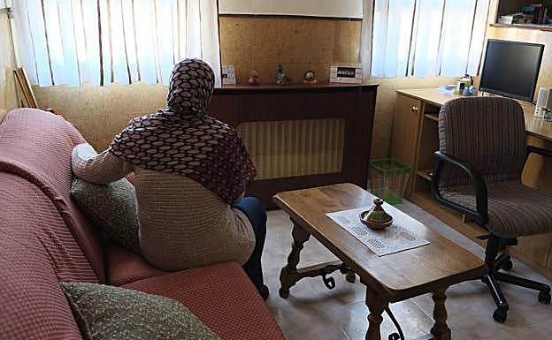 Una mujer, en una de las casas de acogida para víctimas de violencia de género en Valladolid. 